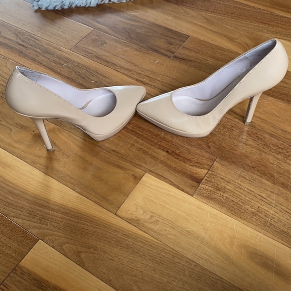 Beige Nine West vegan leather stilettos - Picture 3 of 11